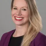 Ein Foto zeigt die Mitarbeiterin Anne von der d-fine GmbH.