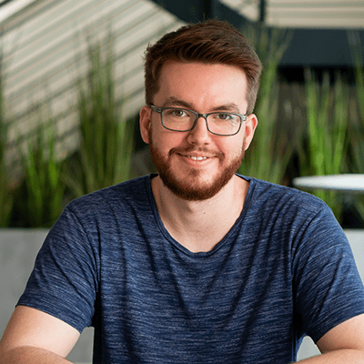 Ein Foto zeigt den d.vinci Mitarbeiter Alex aus dem Team IT.