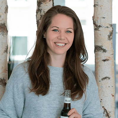 Ein Foto zeigt die d.vinci Mitarbeiterin Annika aus dem Team Customer Care.