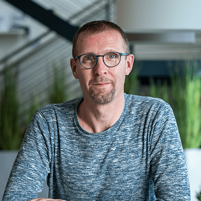 Ein Foto zeigt den d.vinci Mitarbeiter Ivo aus dem Team Datenschutz & Informationssicherheit.