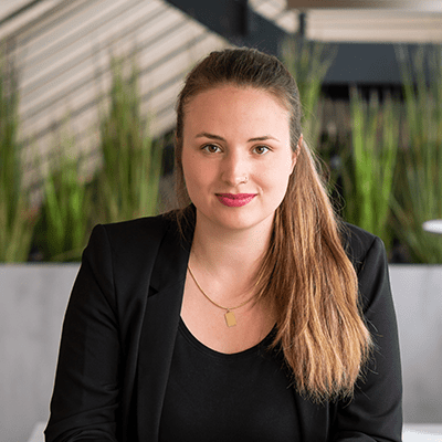 Ein Foto zeigt unsere d.vinci Mitarbeiterin Saskia aus dem Team Kreation.