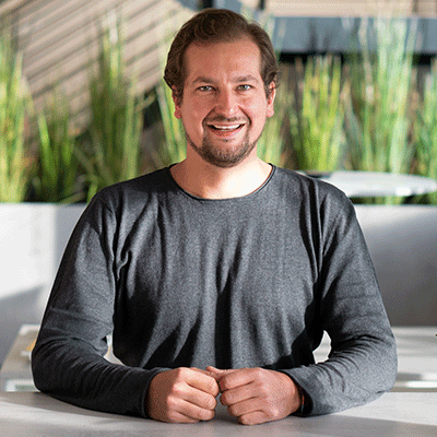 Ein Foto zeigt den d.vinci Mitarbeiter Benedikt aus dem Team Customer Care.