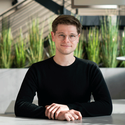 Ein Foto zeigt den d.vinci Mitarbeiter Chris aus dem Team UX.