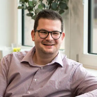 Ein rundes Foto zeigt unseren Mitarbeitenden Niklas.