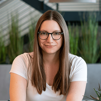 Ein rundes Foto zeigt unsere Mitarbeiterin Lara.