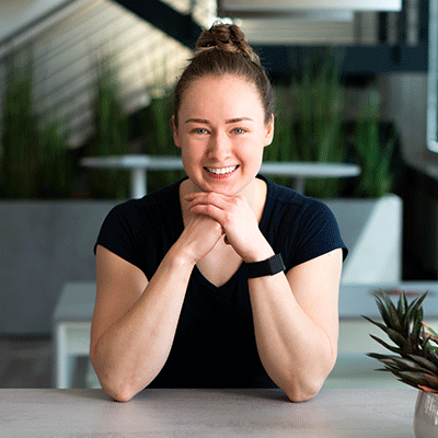 Ein Foto zeigt die d.vinci Mitarbeiterin Christina aus dem Team Customer Care.
