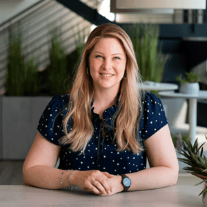 Ein Foto zeigt die d.vinci Mitarbeiterin Christine aus dem Team Media.