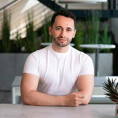 Das Foto zeigt den d.vinci Mitarbeiter Jozef aus dem Team UX.