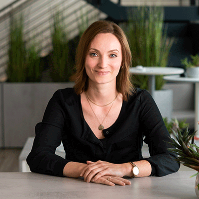 Ein Foto zeigt die d.vinci Kollegin Nora aus dem Team Onboarding Success.