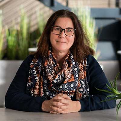 Ein Foto zeigt die d.vinci Mitarbeiterin Claudia aus dem Team Buchhaltung.