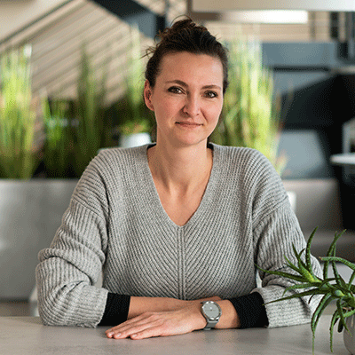 Ein Foto zeigt unsere Mitarbeiterin Karo aus dem Team Customer Care.