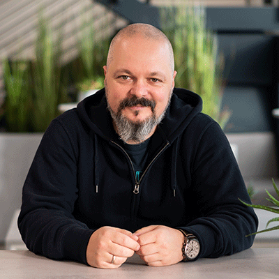 Ein Foto zeigt den d.vinci Mitarbeiter Maksim aus dem Team Customer Care.