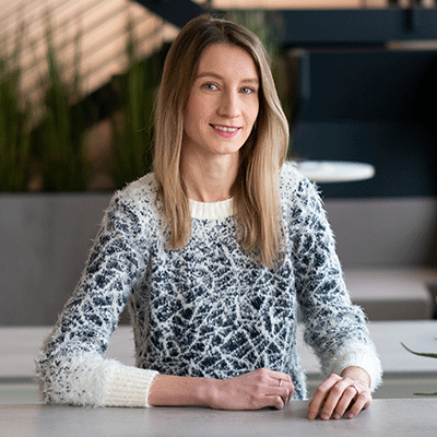 Ein Foto zeigt die d.vinci Mitarbeiterin Katja aus dem Team Entwicklung.
