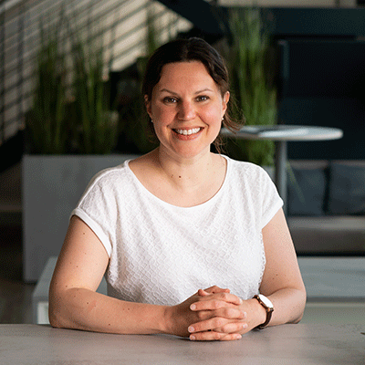 Ein Foto zeigt die d.vinci Mitarbeiterin Sandra aus dem Team Customer Care.