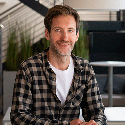 Ein Foto zeigt den d.vinci Mitarbeiter Sebastian aus dem Team Entwicklung.