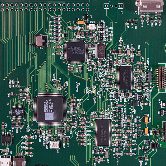 Ein Foto zeigt eine grüne Platine, wie sie in einem Computer vorkommt.