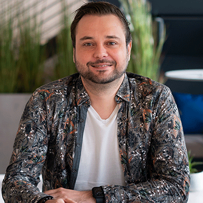 Ein Foto zeigt den d.vinci Mitarbeiter Nils aus dem Team Entwicklung.