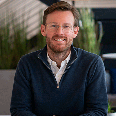 Ein Foto zeigt den d.vinci Mitarbeiter Sebastian aus dem Team Growth & Partnerships.