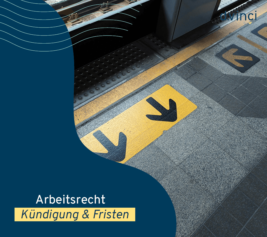 Ein Foto zeigt Bahnhofsmarkierungen in schwarz und gelb. Geschmückt ist das Bild mit einer dunkelblauen Welle und dem Titel des Blogbeitrags.