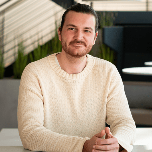 Ein Foto zeigt den d.vinci Mitarbeiter Simon aus dem Team Vertrieb.