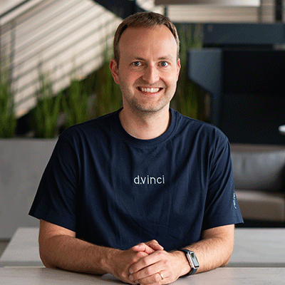 Ein Foto zeigt den d.vinci Mitarbeiter Daniel aus dem Team Produktmanagement.
