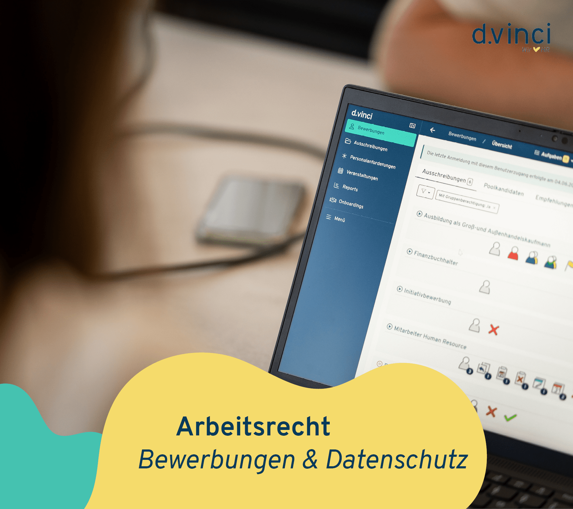 Ein Foto zeigt das d.vinci Bewerbermanagement auf einem Laptop. Das Bild ist geschmückt durch eine türkise und eine gelbe Welle und dem Titel des Blogartikels.