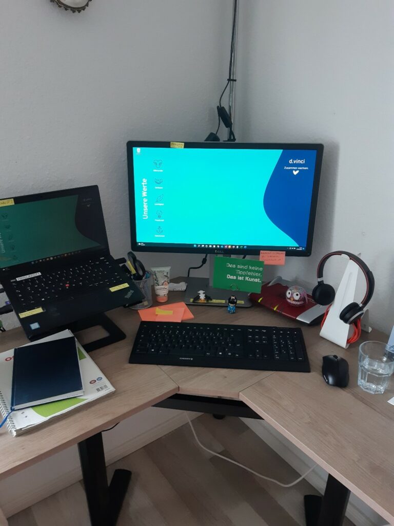 Schreibtisch mit blauem Bildschirm