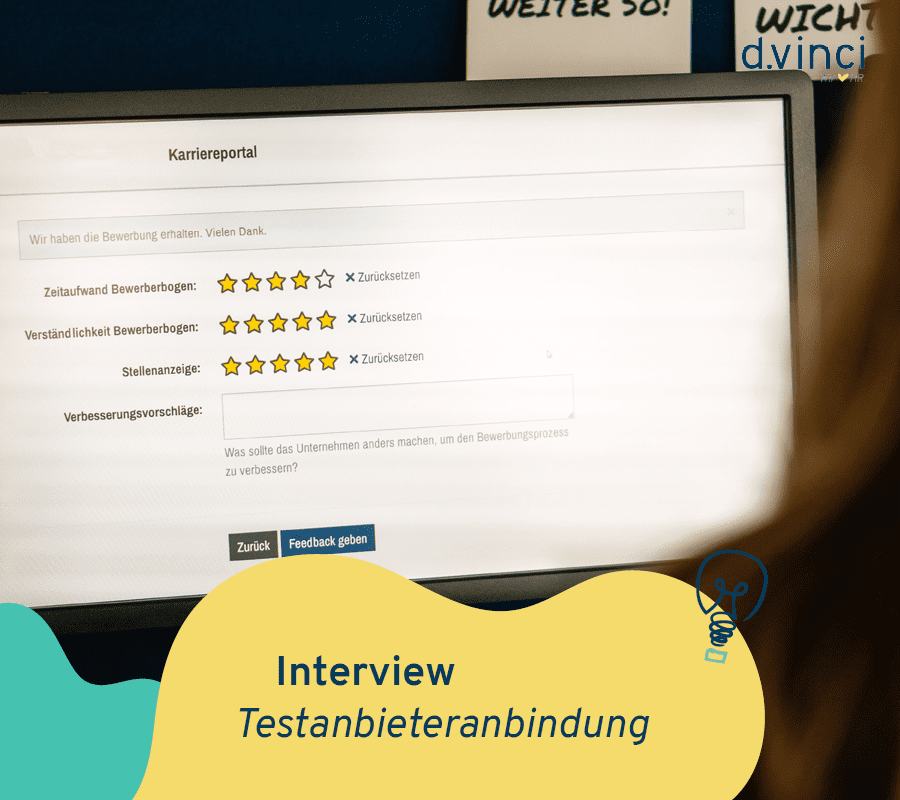 Ein Foto zeigt eine Feedback-Abgabe zum Bewerbungsprozess über ein Karriereportal auf einem Desktop-Bildschirm. Geschmückt ist das Bild mit einer türkisen und gelben Welle und dem Titel des Blogbeitrags.